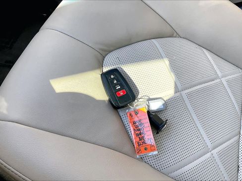 Used 2018 Toyota Camry XLE image 10