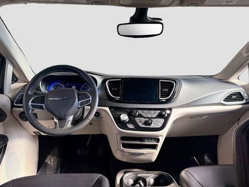 Used 2023 Chrysler Pacifica Touring-L image 21