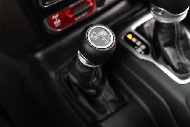Used 2025 Jeep Gladiator Mojave AWD/4WD image 24