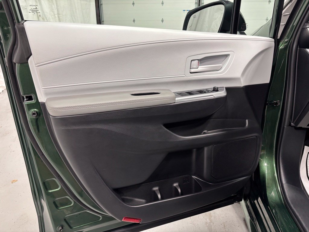 Used 2026 Toyota Sienna LE FWD image 8