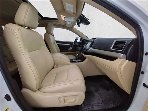 Used 2019 Toyota Highlander XLE AWD/4WD image 25