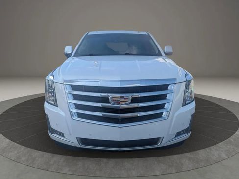 Used 2017 Cadillac Escalade Luxury image 3