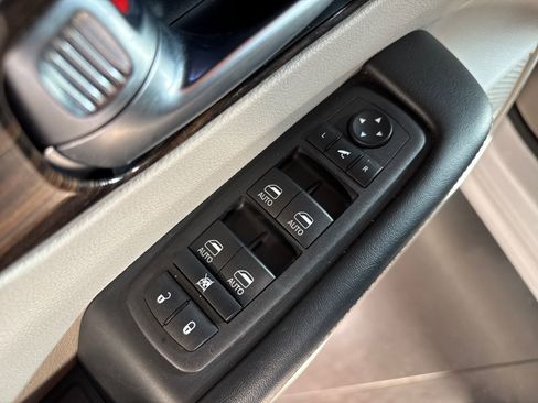 Used 2023 Chrysler Pacifica Limited image 29