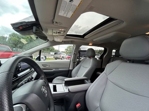 Used 2024 Toyota Sienna Limited AWD/4WD image 12