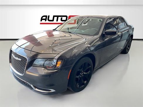 Used 2022 Chrysler 300 Touring w/ Sport Appearance Package image 3