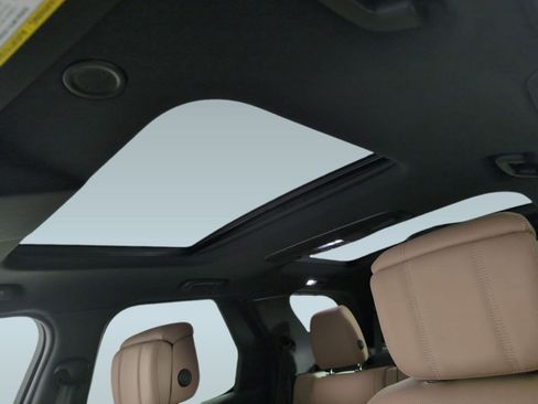 Used 2025 Land Rover Discovery Dynamic SE image 13