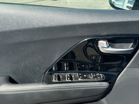Used 2022 Kia Niro EX image 4
