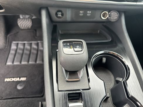Used 2024 Nissan Rogue S image 29