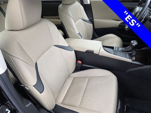 Used 2019 Lexus ES 300h image 31