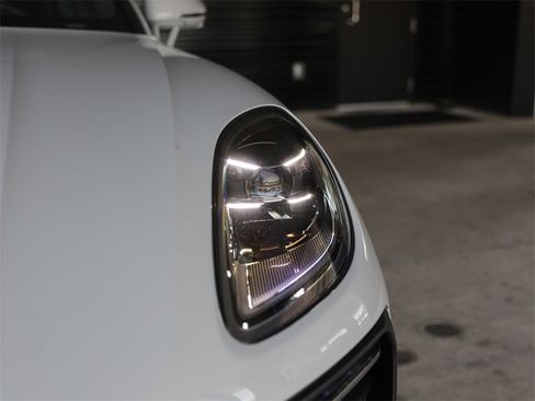 Certified 2025 Porsche Macan image 11