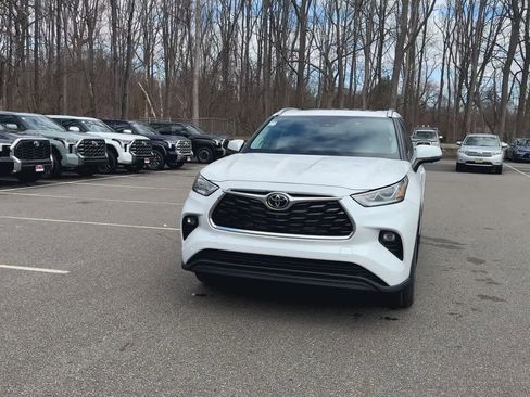 New 2026 Toyota Highlander Limited image 3