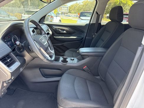 Used 2024 GMC Terrain SLE w/ Driver Convenience Package image 9