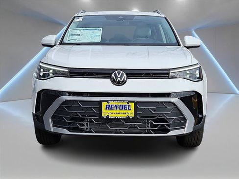 New 2026 Volkswagen Taos SE image 2