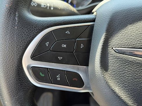 Used 2019 Chrysler Pacifica Touring Plus w/ Tire & Wheel Group FWD image 15