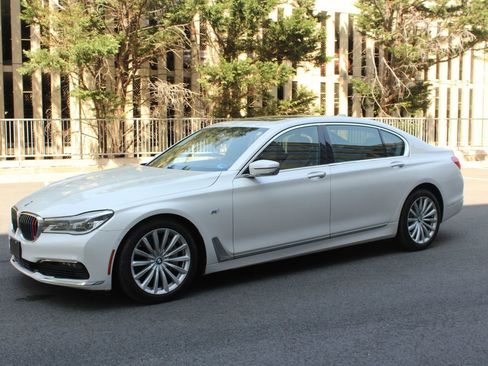 Used 2017 BMW 750i xDrive image 12