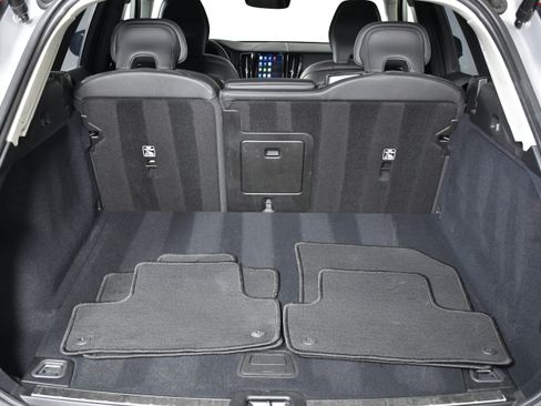 Used 2025 Volvo XC60 B5 Plus image 31