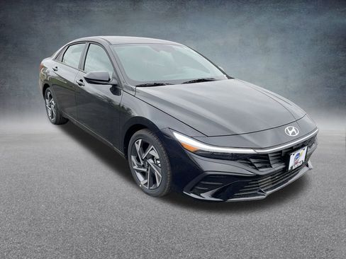 Certified 2025 Hyundai Elantra Sport image 34