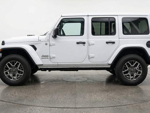 Used 2025 Jeep Wrangler Sahara image 5