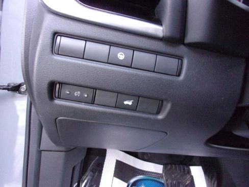 Used 2023 Nissan Rogue SL w/ SL Premium Package image 17