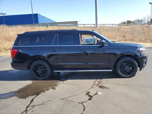 Used 2023 Ford Expedition Max XLT image 3