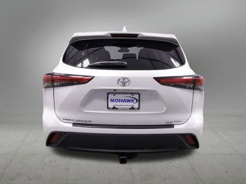 Used 2022 Toyota Highlander XLE AWD/4WD image 4