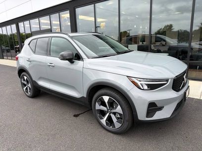 New 2026 Volvo XC40 B5 Core w/ Climate Package