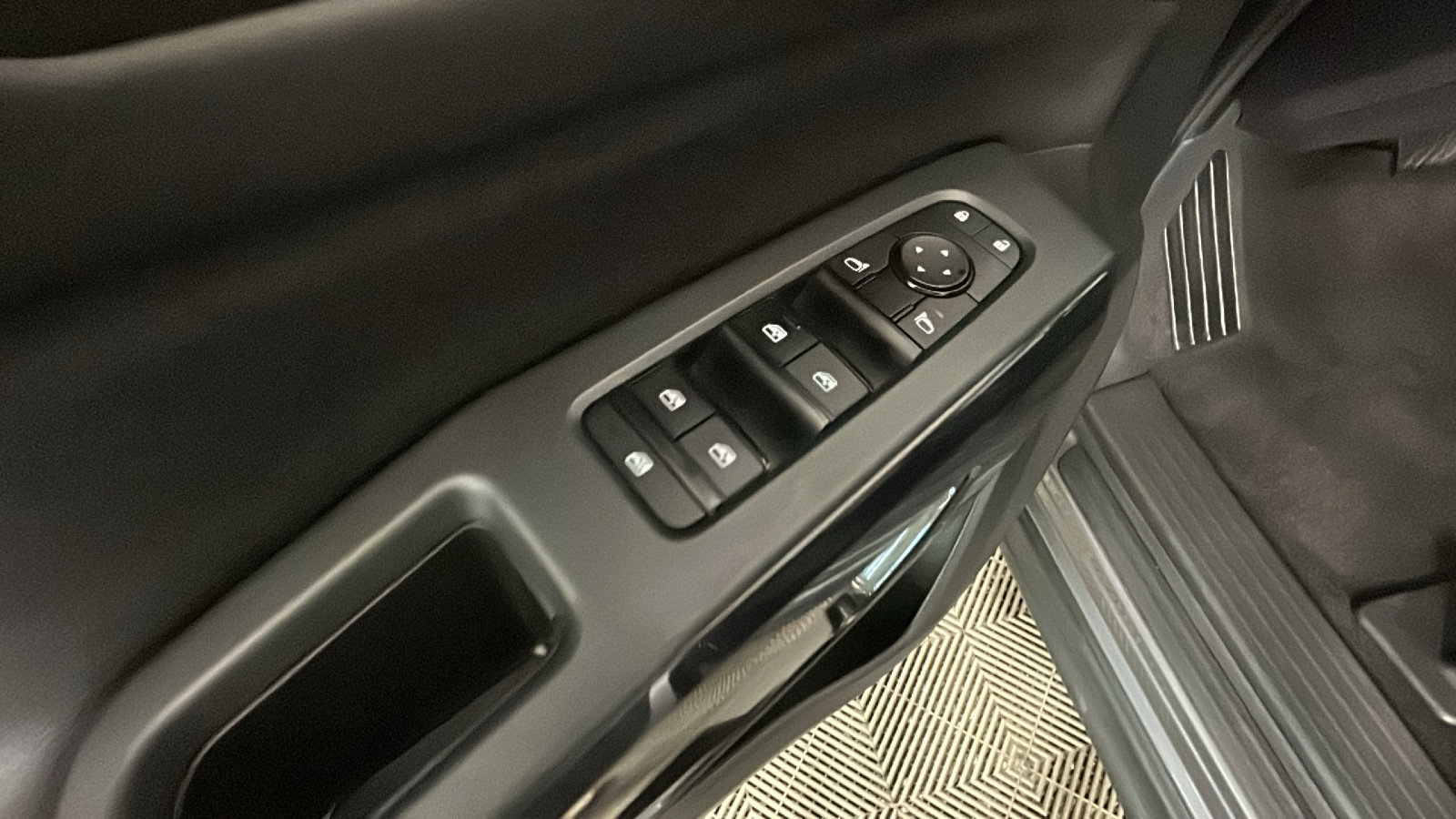 Used 2023 Nissan Pathfinder S AWD/4WD image 13