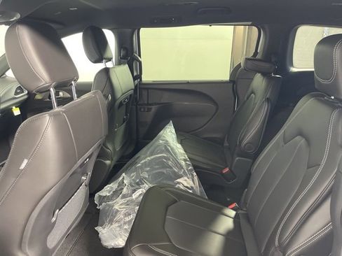 New 2026 Chrysler Pacifica Select image 18