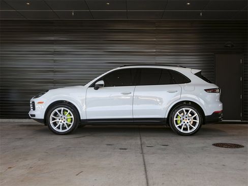 Certified 2023 Porsche Cayenne Platinum Edition image 2