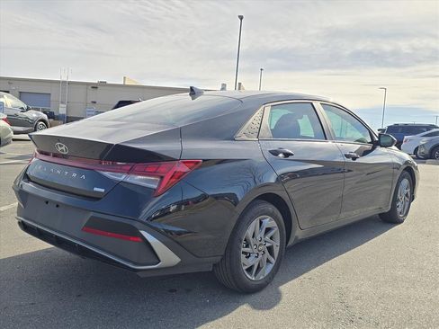 Used 2025 Hyundai Elantra Blue image 3