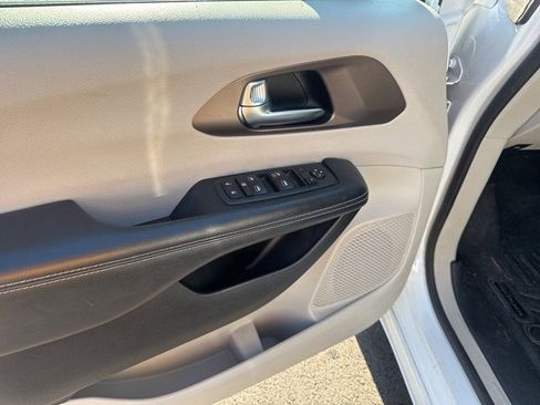 Used 2021 Chrysler Voyager L image 16