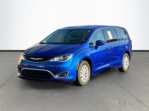 Used 2018 Chrysler Pacifica Touring Plus image 3