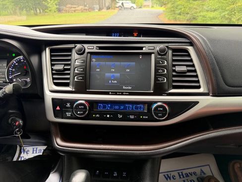 Used 2017 Toyota Highlander Plus w/ Carpet Mat Package AWD/4WD image 9