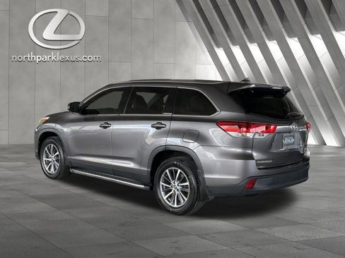 Used 2019 Toyota Highlander XLE FWD image 2