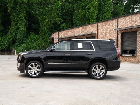 Used 2017 Cadillac Escalade Luxury RWD image 4