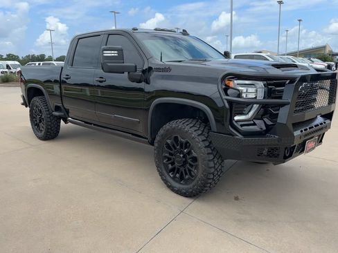 Used 2025 Chevrolet Silverado 2500 High Country w/ Midnight Edition AWD/4WD image 3