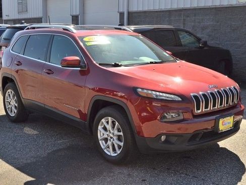Used 2017 Jeep Cherokee Latitude w/ Comfort/Convenience Group image 2