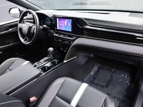 Used 2025 Toyota Camry SE image 15
