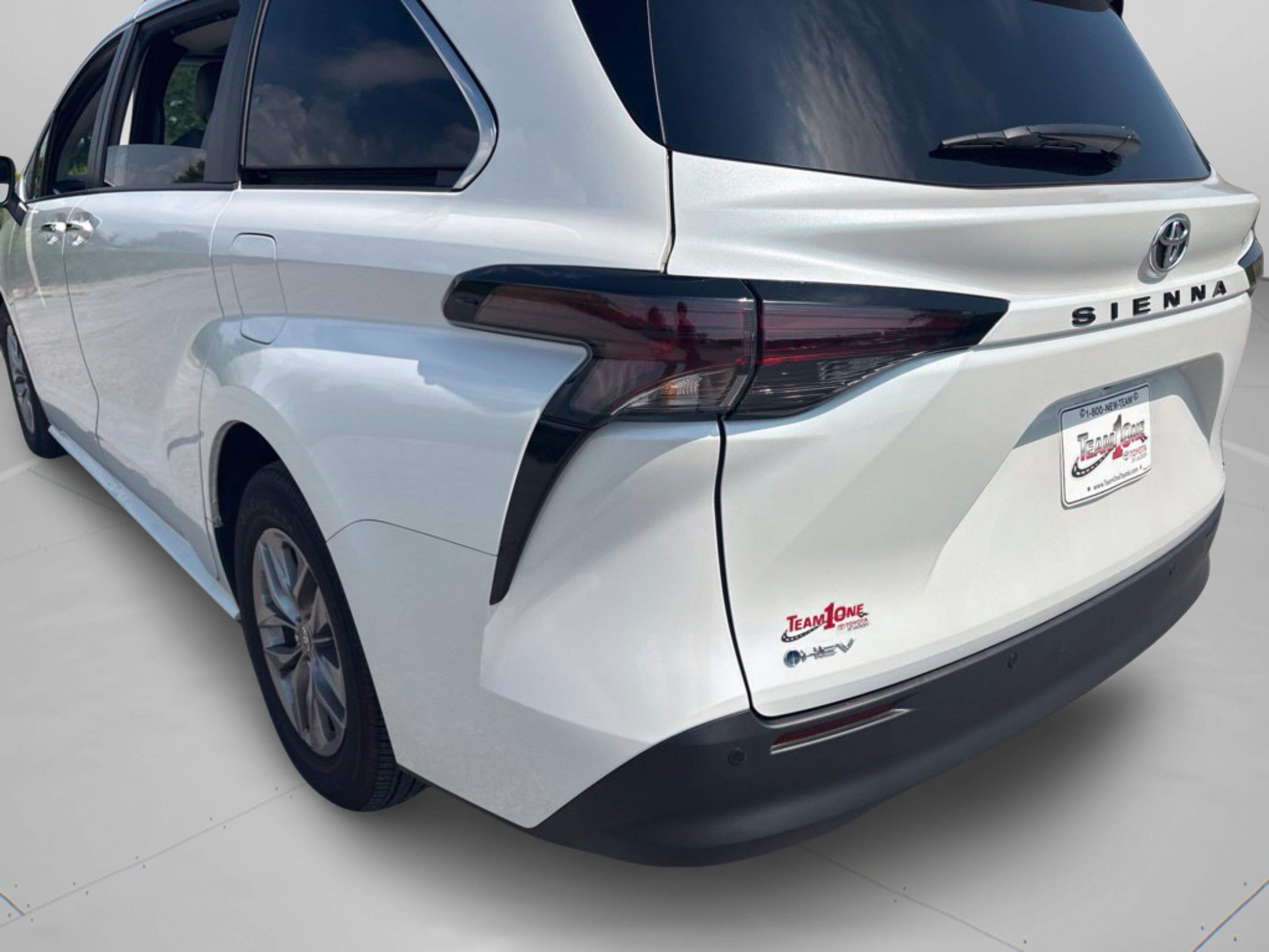 Certified 2026 Toyota Sienna XLE FWD image 9