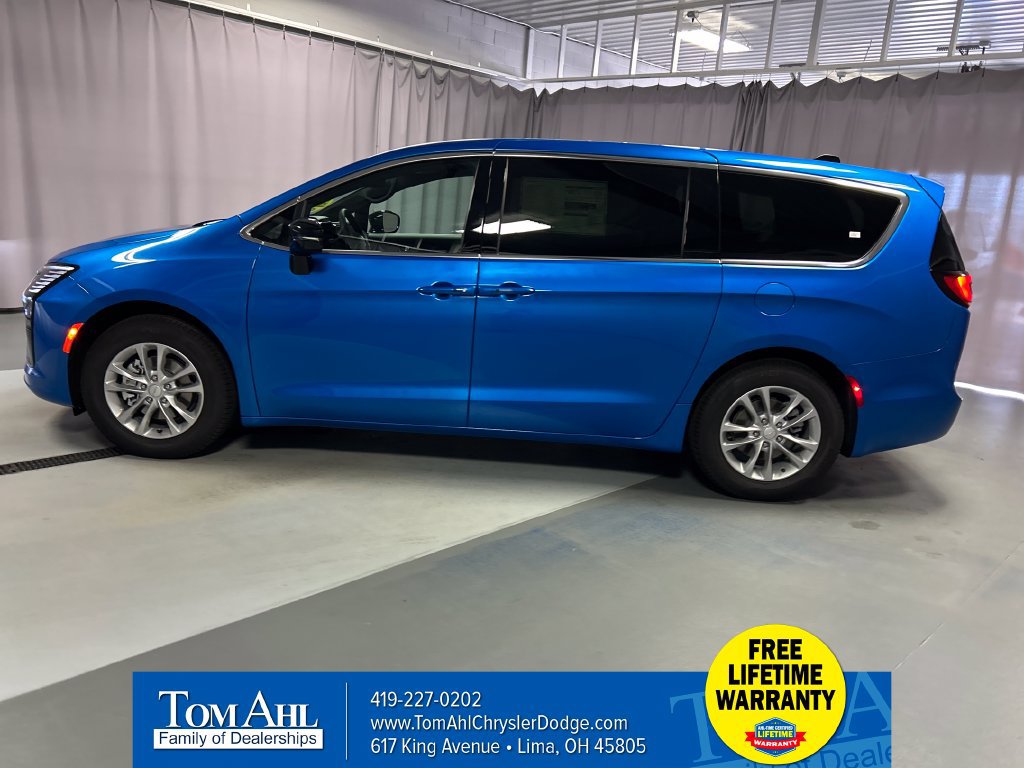 New 2027 Chrysler Pacifica Select FWD image 4