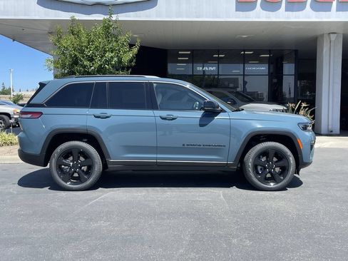 New 2026 Jeep Grand Cherokee Limited w/ Limited Altitude Package AWD/4WD image 3