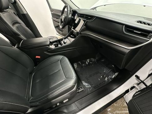 Used 2023 Jeep Grand Cherokee Limited image 23