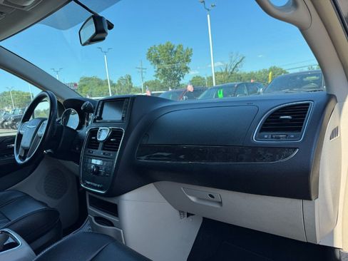 Used 2014 Chrysler Town & Country Touring FWD image 21