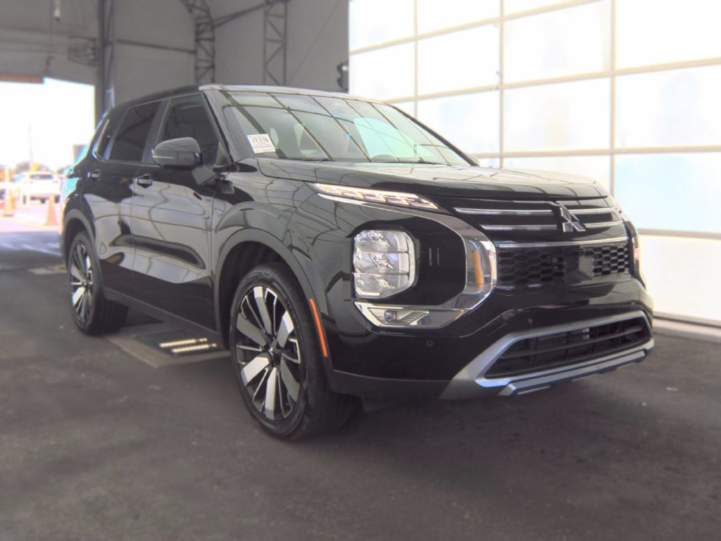 Used 2025 Mitsubishi Outlander SE AWD/4WD image 3