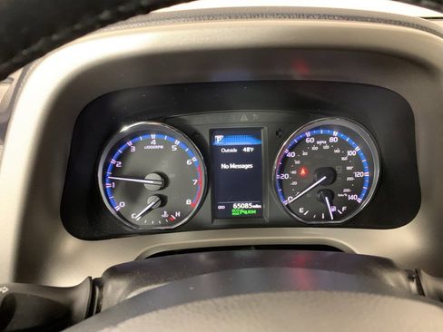 Used 2017 Toyota RAV4 Limited image 19