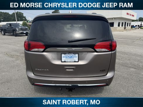 Used 2017 Chrysler Pacifica Touring-L FWD image 3
