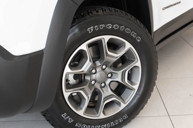 Used 2022 Jeep Cherokee Trailhawk AWD/4WD image 2