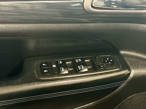 Used 2019 Jeep Grand Cherokee Laredo AWD/4WD image 18