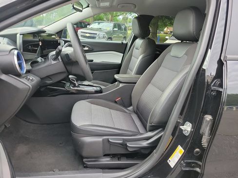 Used 2025 Chevrolet Trax LT FWD image 18