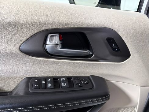 Used 2024 Chrysler Pacifica Touring-L FWD image 9